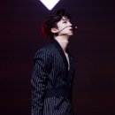 스럽다