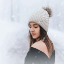 겨울 눈 속의 아름다운 소녀 이미지