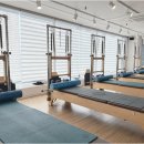 집에서 따라할 수 있는 소도구 필라테스 이미지