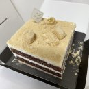 투썸플레이스(김해대로점) | [투썸] 떠먹는 인절미 생크림 + 그뤼에르 치즈무스 + 투썸X무직타이거 타올세트🐯🍓