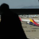 공항 환승장에서 423일 숙식…‘인천공항 난민’을 아시나요? 이미지