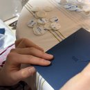 (주)동화그린노동조합 | [청첩장] 셀프 청첩장 만들기 후기-2 (봉투 꾸미기, 테무 형압기, 압인기 제작, 실링 왁스, 스탬프)