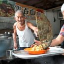 Couple keeps wantan price at 10 sen 이미지