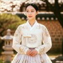 궁 정원 속 은금 한복 이미지