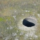 시베리아에 갑자기 생긴 미스터리 ‘거대 구덩이’…원인은 지구 온난화? 이미지