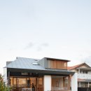 비대칭 팔작지붕 집 안팎 걸쳐 마루 있는 파티오 전원주택 라이프 이미지