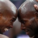 두 남자의 포옹 이미지