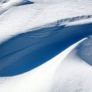 눈덮힌 겨울언덕은 사막이다 - 날카로운 칼날능선과 계곡의 황홀한 설경 이미지