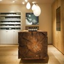 서울 가로수길에 생긴 Aesop매장 Aesop&#39;s first shop in Seoul features recycled pine and blackened-steel fittings 이미지