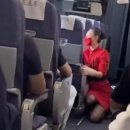 ‘응대논란’ 짧은원피스에 무릎 꿇은 중국 女승무원, 무슨일이 이미지