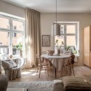 베이지색 조리대와 천연 목재 캐비닛이 결합된 아름다운 주방의 스웨덴 아파트 이미지