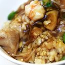 한국식 덮밥 나노식품, Korean Hokkien Fried Rice Nanofood, a melange of assorted seafood (prawns, scallop), chicken and mushrooms, cooked in a thick sa 이미지