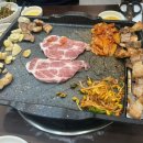 충남식육, 식당