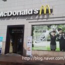 맥도날드 앞 버스정류소 이미지