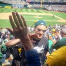 [덥스소식] 오클랜드 애슬레틱스 경기장을 방문한 클레이 탐슨등등 이미지