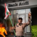 레바논 시위대, 은행 파손·환불 요구 이미지