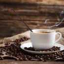 커피는 과연 좋은가ㅡ 좋은정도가아니라ㅡ 기막힌 명약입니다 ㅡ 커피가 신체에 미치는ㅡ놀라운’ 효능들을 제대로 ㅡ 알고 즐겨보는건 어떨까ㅡ 이미지