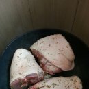 동부축산 돼지장족으로 만든 슈바인학센과 샐러드피자 이미지