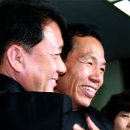 두 남자의 포옹 이미지