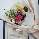 표창장과 꽃다발 이미지
