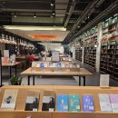 창리강변길R | [여의도 북카페] 도심 속 거대한 서재, ‘카페꼼마’ 여의도점 솔직 후기 📚