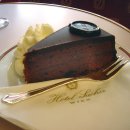 살구잼을 바른 초콜릿 케이크 자허토르테(Sacher-Torte) 이미지
