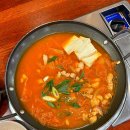 돼지고기듬뿍넣은김치찌개 이미지
