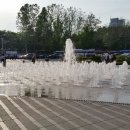 서울시청광장의 분수대 화분 사람들 그리고 초록잔디 위의 어머니와 띄노는 아이들 이미지