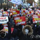 [현장in] 국회 앞에서 맞붙은 ‘진보-보수’… 일대 소란에 펜스까지 등장 이미지