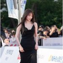 대승패션 | 배우 강미나, 시크한 블랙 롱드레스X긴 생머리의 완벽한 조화! 사진 속 우아한 시상식 패션 분석
