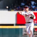 “공에 묻은 흙까지 닦아서…세상에 저런 유격수는 없다” 중계팀도 감탄한 김하성의 수비력 이미지