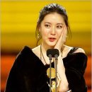 Lee Young-ae Snaps String of Bad Luck at Movie Awards 이미지