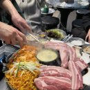 선사솥뚜껑삼겹살 | 명일동 솥뚜껑 돼지야, 가성비와 특별함을 동시에 잡는 솥뚜껑 삼겹살/목살 솔직 후기
