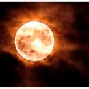 구름속 보름달 이미지