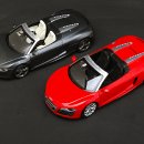 AUDI R8 SPYDER FSI 5.2 quattro BRILLANT RED 09217R 와 AUDI R8 SPYDER FSI 5.2 quattro DAYTONA GREY 09217DG 이미지