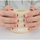 손끝에서 피어나는 네일아트 이미지