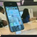 [VOA 영어뉴스] New iPhone Well Received Around World 이미지