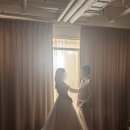 [웨딩 촬영-8]토탈/세미 원세컨드스튜디오 : 베이지 커튼 긴 창문 배경 촬영 후기