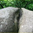 서로 마주보고 있는 삼막사 남녀근석 이미지