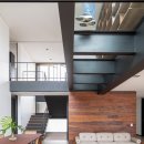 [브라질 주택] 2층 강화유리 바닥, 적삼목 루버 마감, 수영장 참조, 욕실 인테리어 -브랜드하우징 이미지