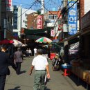 추석 선물을 들고 어디로 향하는 발길... 부전마켓타운 입구 부전1동 새마을금고 앞에서... [부산 서면의 시장 모습] 이미지