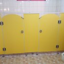 구형 몰딩형 화장실칸막이를 신형 뉴큐비클 단색(노란색) 어린이용 큐비클로 교체하였네요.(경기도 광명시 어린이큐비클) 이미지