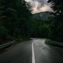 [Reddit] 나는 장거리 트럭 운전사다. 한밤중 텅 빈 고속도로에서 ‘아이’를 보고 차를 세웠다. 이미지