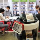 Robotic, unmanned services on rise in restaurants 식당에서 증가하는 무인 서비스, 로봇 이미지