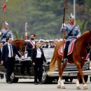​강아지 포대기 맨 경찰…‘귀염뽀짝’ 칠레 열병식 이미지