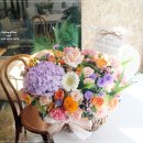서초구 꽃배달 추천｜미술 전시회 축하 연보라 수국 꽃바구니 V120 오렌지 포인트 이미지