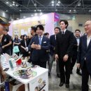 한 손에는 응원봉, 한 손에는 쇼핑백... K팝 따라온 팬들, K뷰티와 푸드 즐겼다 이미지