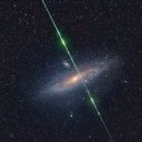 안드로메다 은하를 가로지르는 녹색 유성. 이미지
