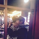 두 남자의 포옹 이미지