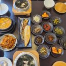 강물이 흐르는 곳 앞 간이화장실 이미지